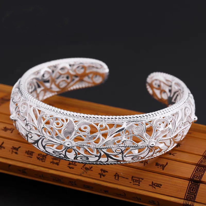Adjustable bracelet - meticulously designed with elegant classic motifs, as a gift for loved ones, engagement jewelry,