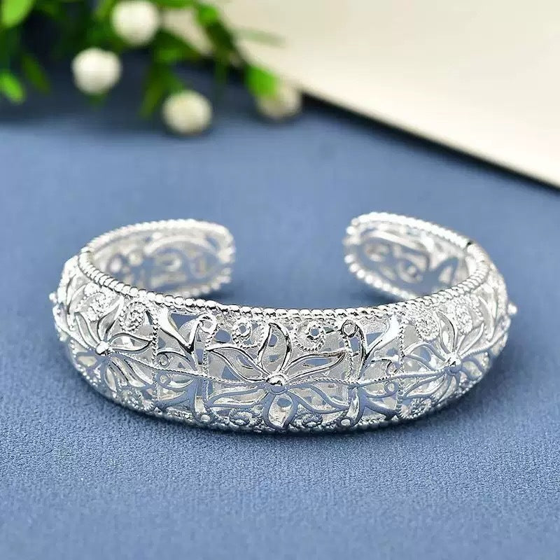 Adjustable bracelet - meticulously designed with elegant classic motifs, as a gift for loved ones, engagement jewelry,