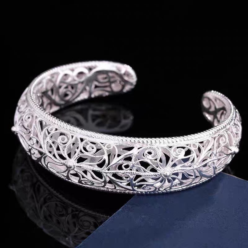 Adjustable bracelet - meticulously designed with elegant classic motifs, as a gift for loved ones, engagement jewelry,